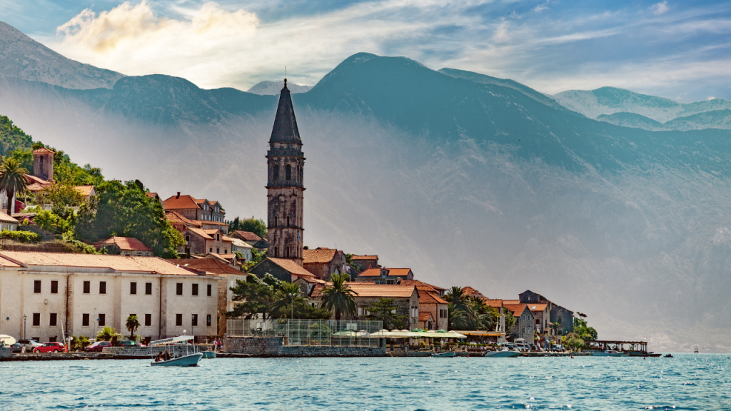 Why do Russians move to live in Montenegro?
