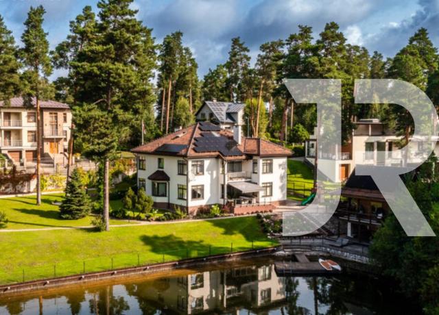 Фото недвижимости 1 - Особняк с видом на озеро на продажу в Суниши Фото 1 - Особняк с видом на озеро на продажу в Суниши